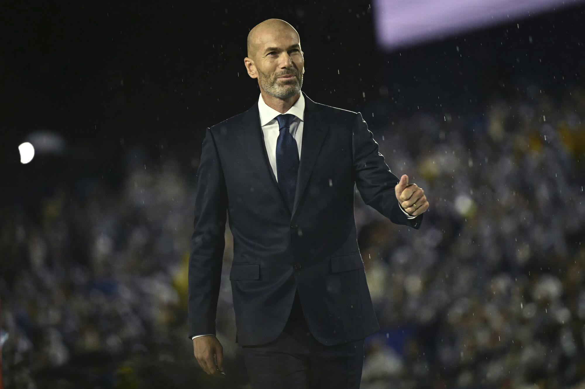 El astro del fútbol francés Zinedine Zidane llega al escenario del Trocadero durante 