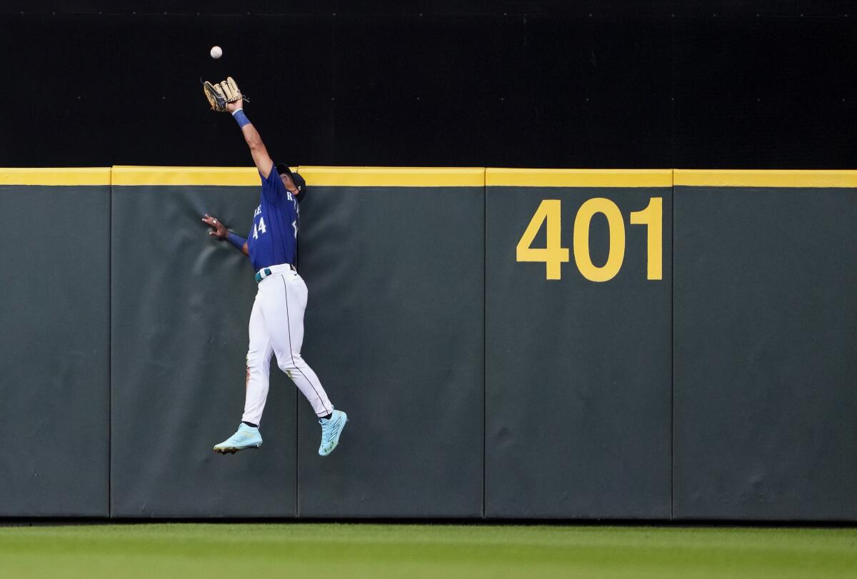 Julio Rodríguez scores the game-winning run after being walked as