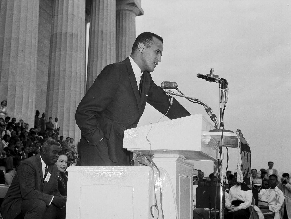 ARCHIVO - El actor y activista Harry Belafonte habla ante una multitud en el Monumento a Lincoln 
