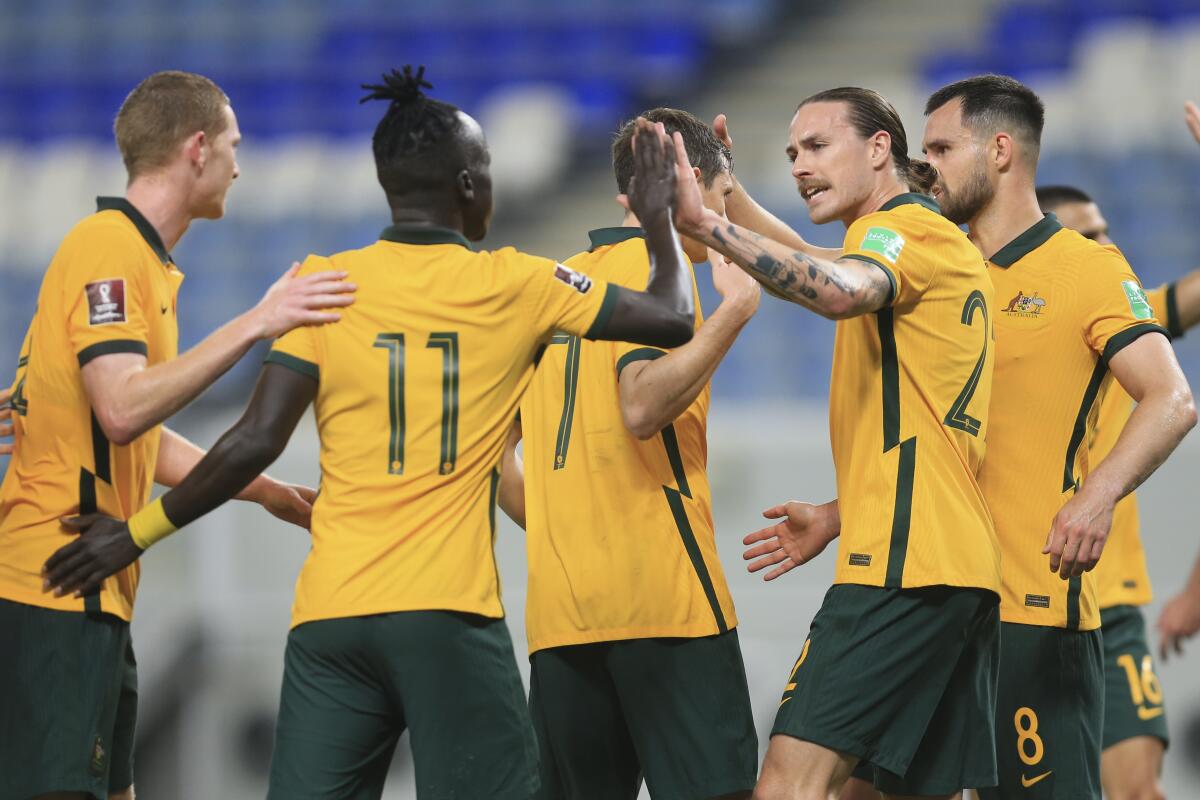 Los jugadores de Australia celebran tras anotar un gol en un amistoso contra Jordania