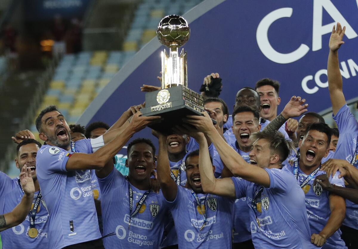 Los jugadores del Independiente del Valle de Ecuador festejan con el trofeo tras vencer a Flamengo