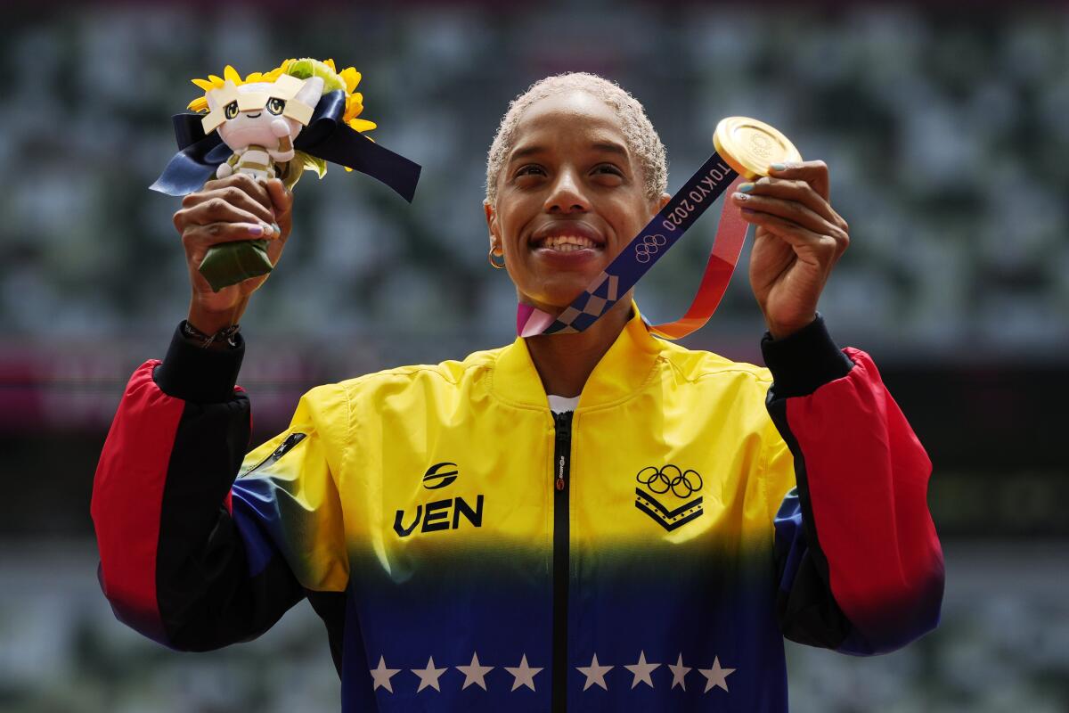 La venezolana Yulimar Rojas posa con la medalla olímpica de oro del salto triple femenino.