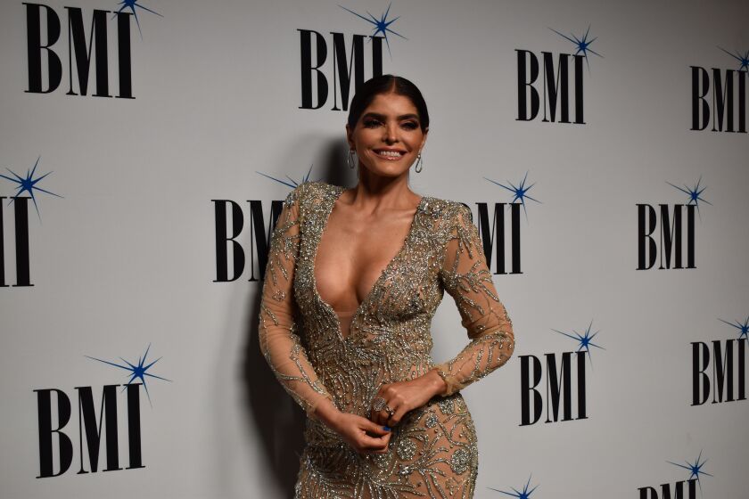 Ana Bárbara recibe el premio Icono en la 30 edición de los BMI Latin Awards