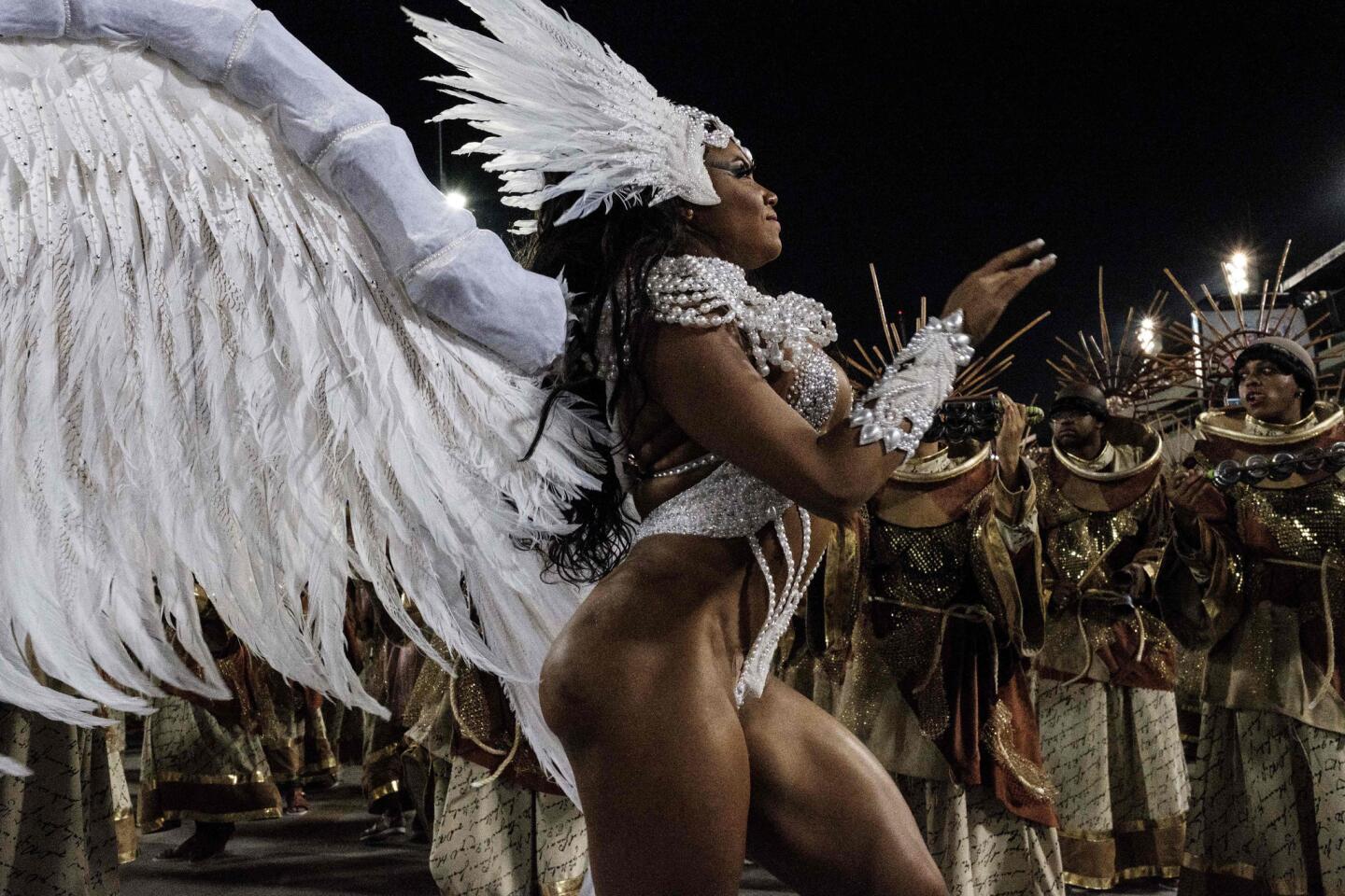 TOPSHOT - A dancer of the Mangueira samba school performs on the second night of Rio's Carnival at the Sambadrome in Rio de Janeiro, Brazil, early on February 28, 2017. / AFP PHOTO / Yasuyoshi CHIBAYASUYOSHI CHIBA/AFP/Getty Images ** OUTS - ELSENT, FPG, CM - OUTS * NM, PH, VA if sourced by CT, LA or MoD **