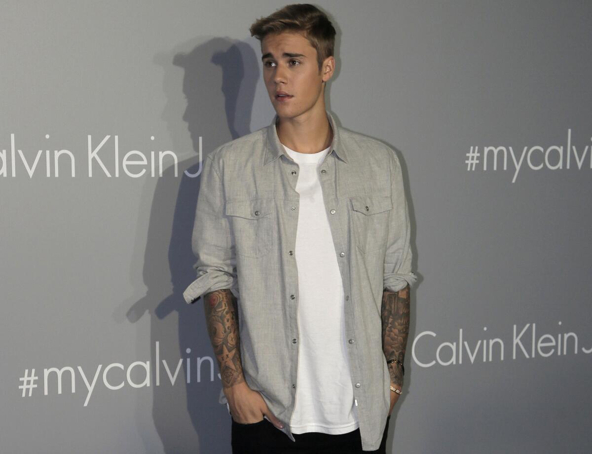Justin Bieber posa para fotógrafos al llegar a un evento promocional para Calvin Klein en Hong Kong en una fotografía de archivo del 11 de junio de 2015. Bieber asistió a una conferencia religiosa en Sydney donde agradeció a un pastor por pentecostal por cambiar su vida. (Foto AP/Vincent Yu, archivo)