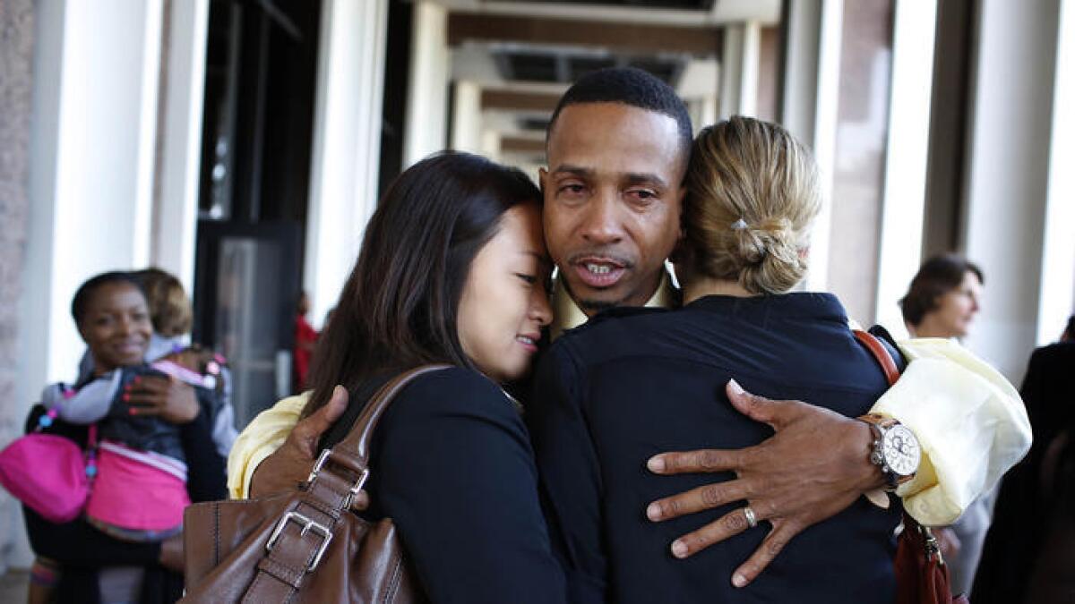Obie Anthony abraza a miembros de su equipo legal durante una conferencia de prensa. El mes pasado, Los Ángeles acordó un arreglo de $8 millones para Anthony, quien fue declarado por un juez como verdaderamente inocente después de pasar 17 años en prisión.