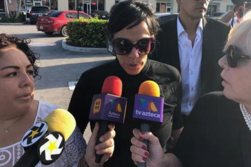 La hija del cantante mexicano José José, Marysol Sosa (c), habla con periodistas el domingo afuera de una comisaría en el condado de Miami-Dade (Florida, EEUU). EFE/ Antoni Belchi