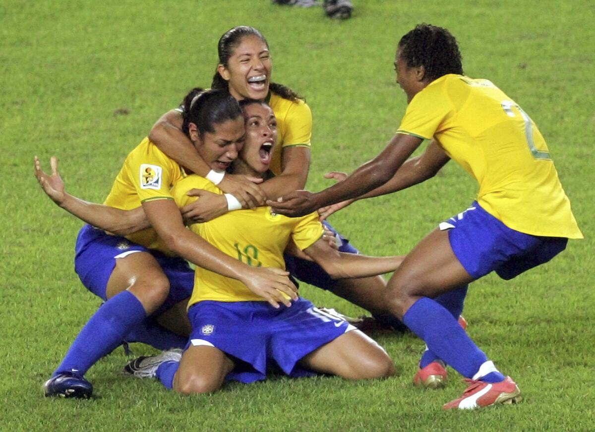 ARCHIVO - La delantera brasileña Marta (centro) celebra tras marcar un gol 