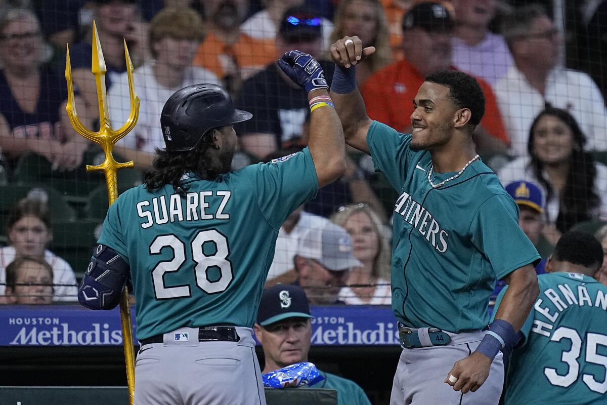 Suárez hits two-run homer as Mariners hold on for 7-6 win over