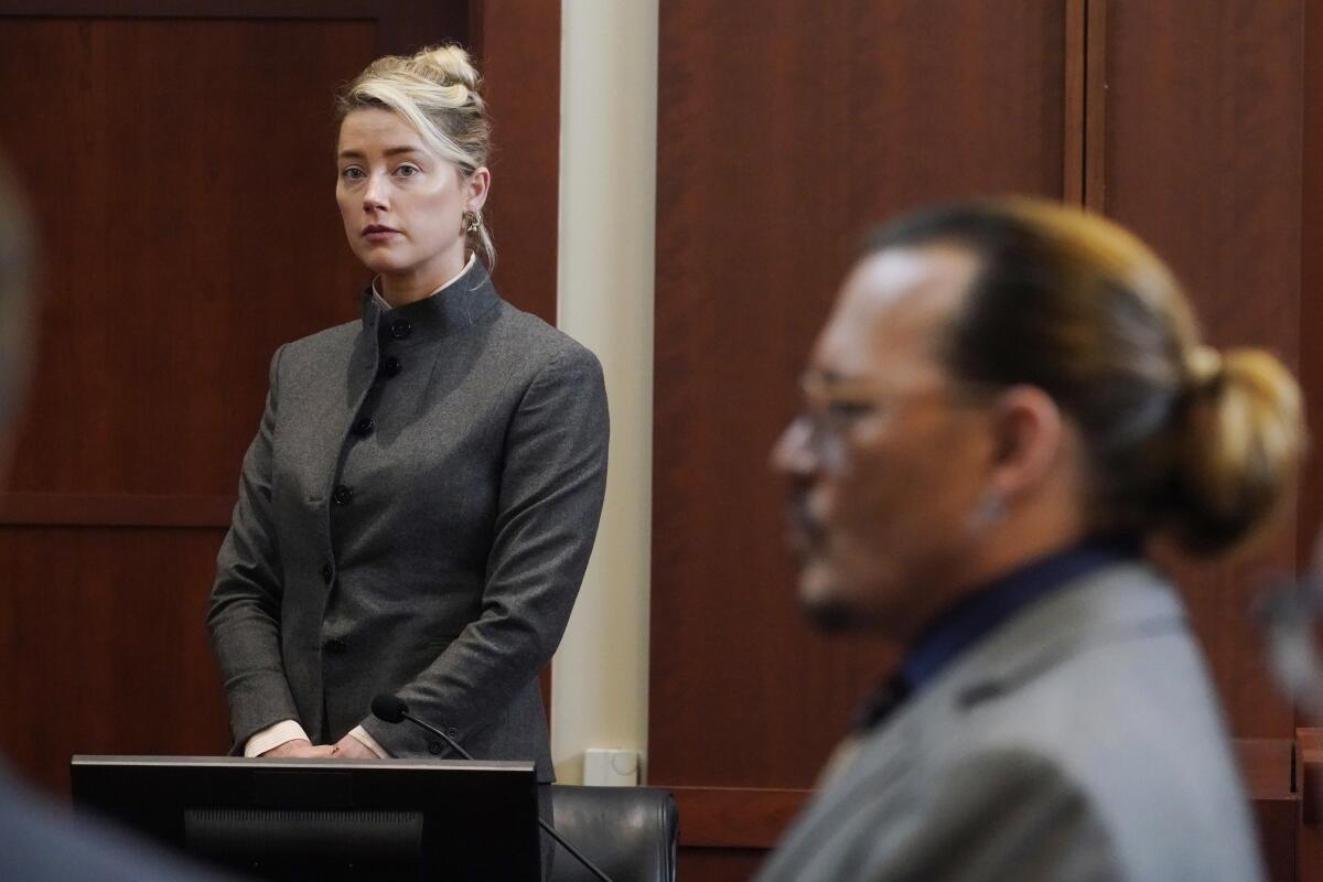 Los actores Amber Heard y Johnny Depp mientras el jurado sale de la sala 