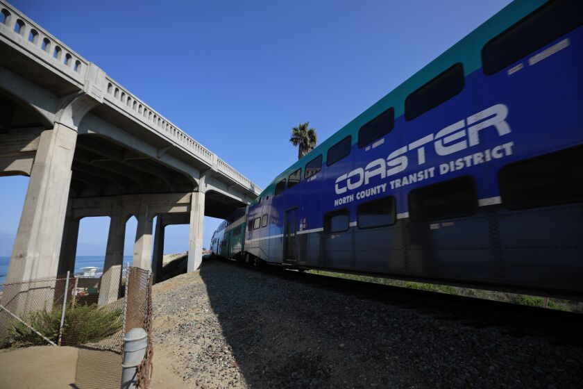 SAN DIEGO, CA - SEPTEMBER 16: A Coaster heads north under the North Torrey Pines Road Bridge in Del Mar on Thursday, Sept. 16, 2021. (K.C. Alfred / The San Diego Union-Tribune)