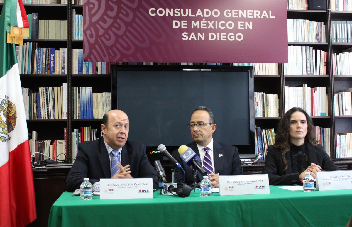 Enrique Andrade, consejero electoral del Instituto Nacional Electoral, Carlos González Gutiérrez, Cónsul General de México en San Diego y Claudia Corona, subdirector de vinculación, en conferencia de prensa el jueves 13 de enero de 2020 en San Diego, California