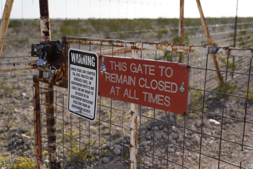 Una puerta de acceso un cruce en el río Bravo, el 21 de marzo de 2024, en el condado de Terrell, Texas. (AP Foto/Erik Verduzco)