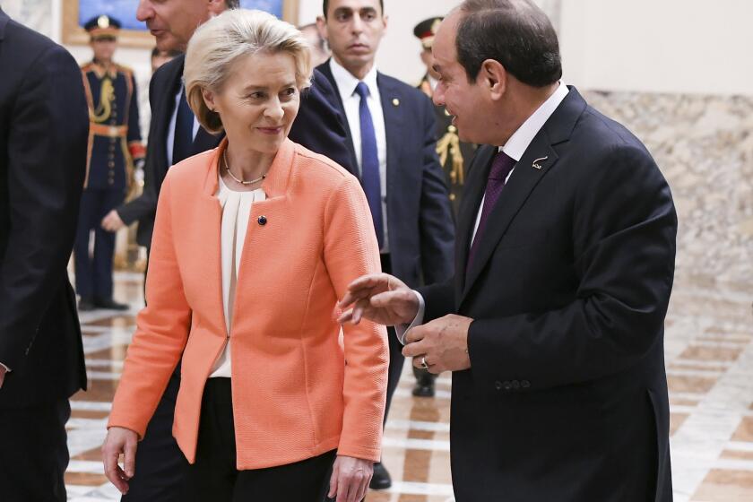 En imagen proporcionada por la oficina de medios de la presidencia de Egipto, el presidente egipcio Abdul Fatá El Sisi, derecha, conversa con la presidenta de la Comisión Europea, Ursula Von der Leyen, en el Palacio Presidencial de El Cairo, Egipto, el domingo 17 de marzo de 2024. (Oficina de medios de la presidencia de Egipto vía AP)