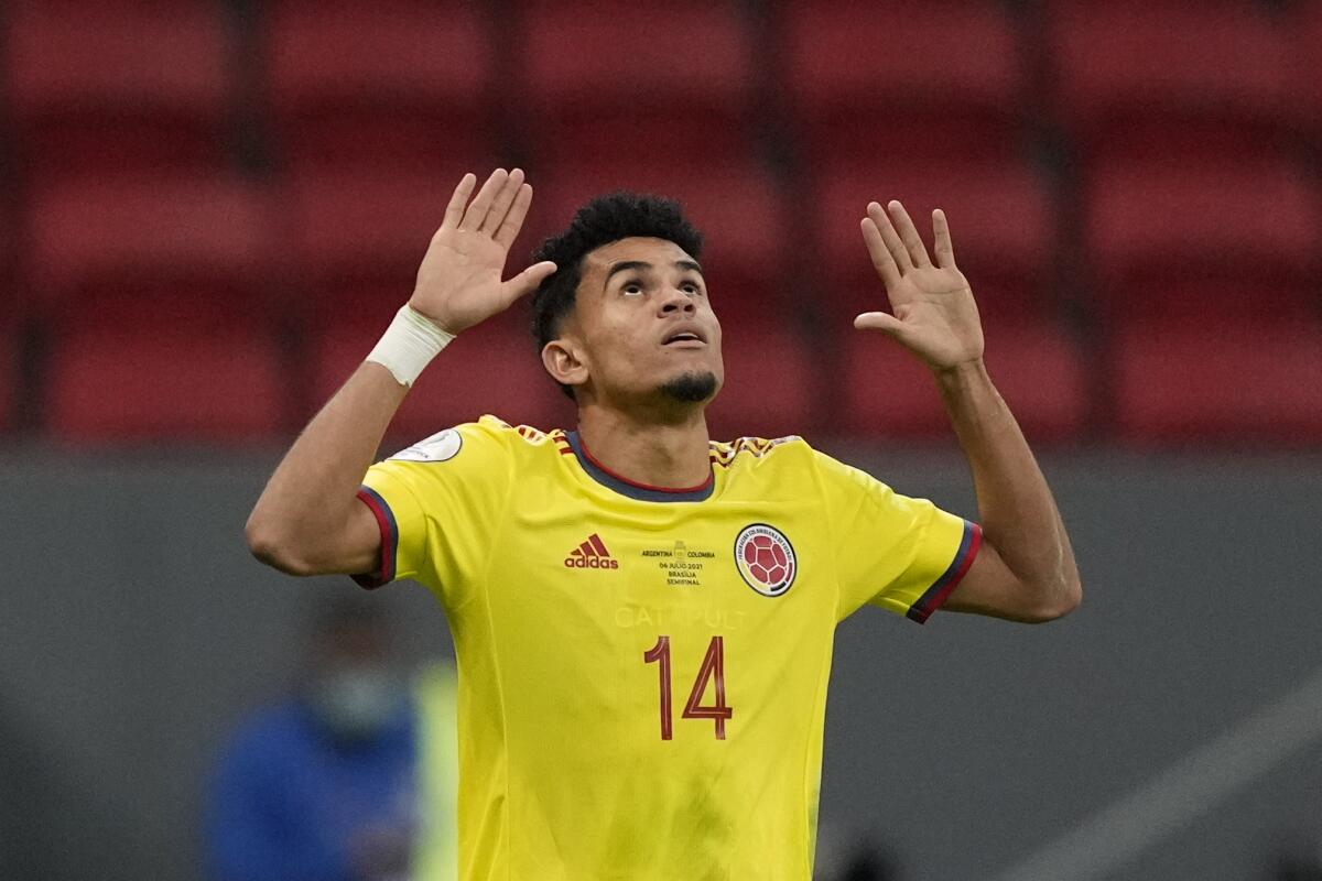 Luis Fernando Díaz, de Colombia, festeja tras anotar ante Argentina en la semifinal de la Copa América.