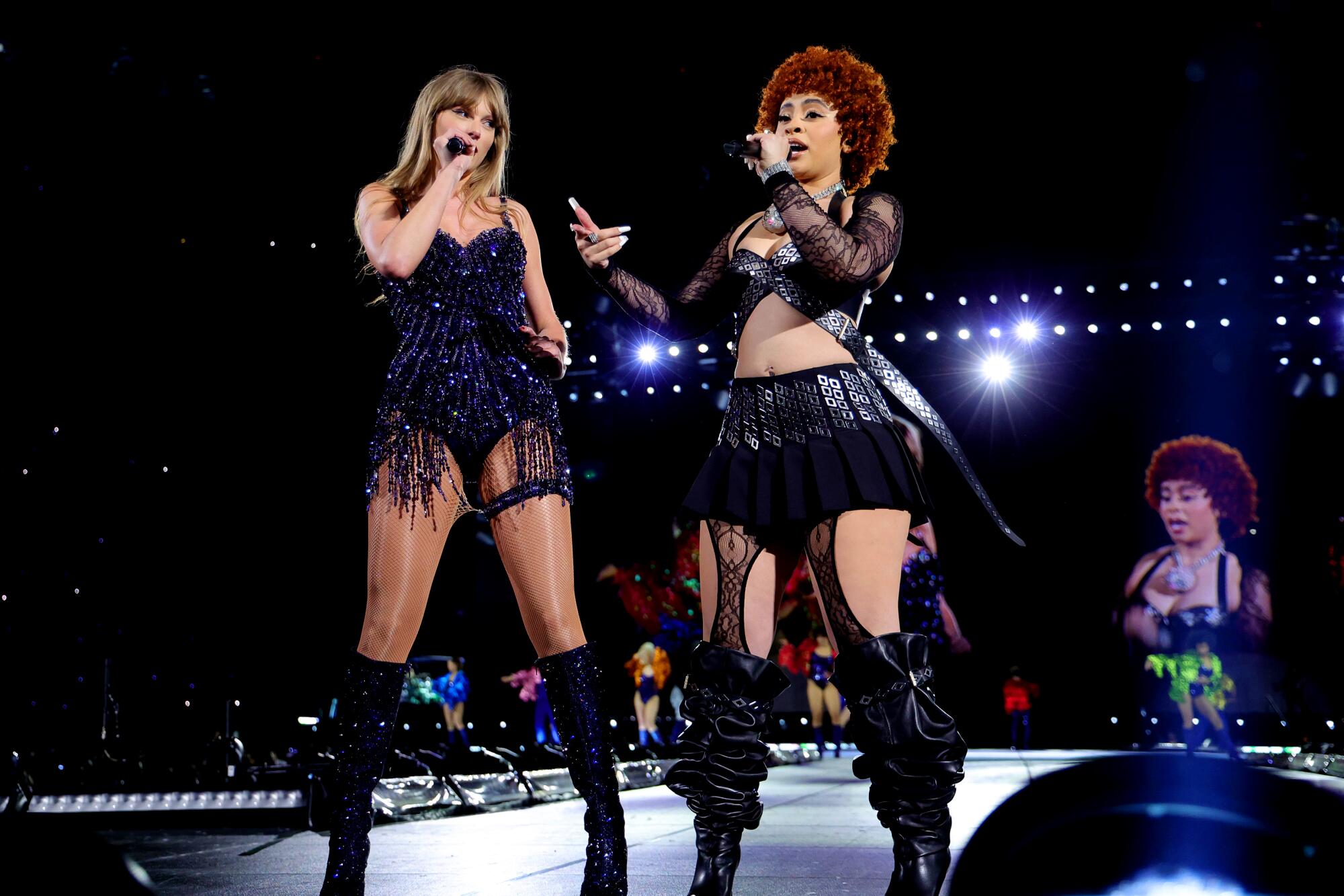 Taylor Swift y Ice Spice actúan en el escenario