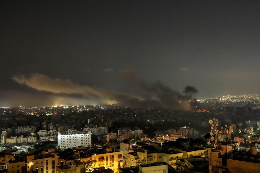 Ataques aéreos israelíes provocan columnas de humo en Dahiyeh, un suburbio de Beirut, Líbano, el 5 de octubre de 2024. (AP Foto/Bilal Hussein)