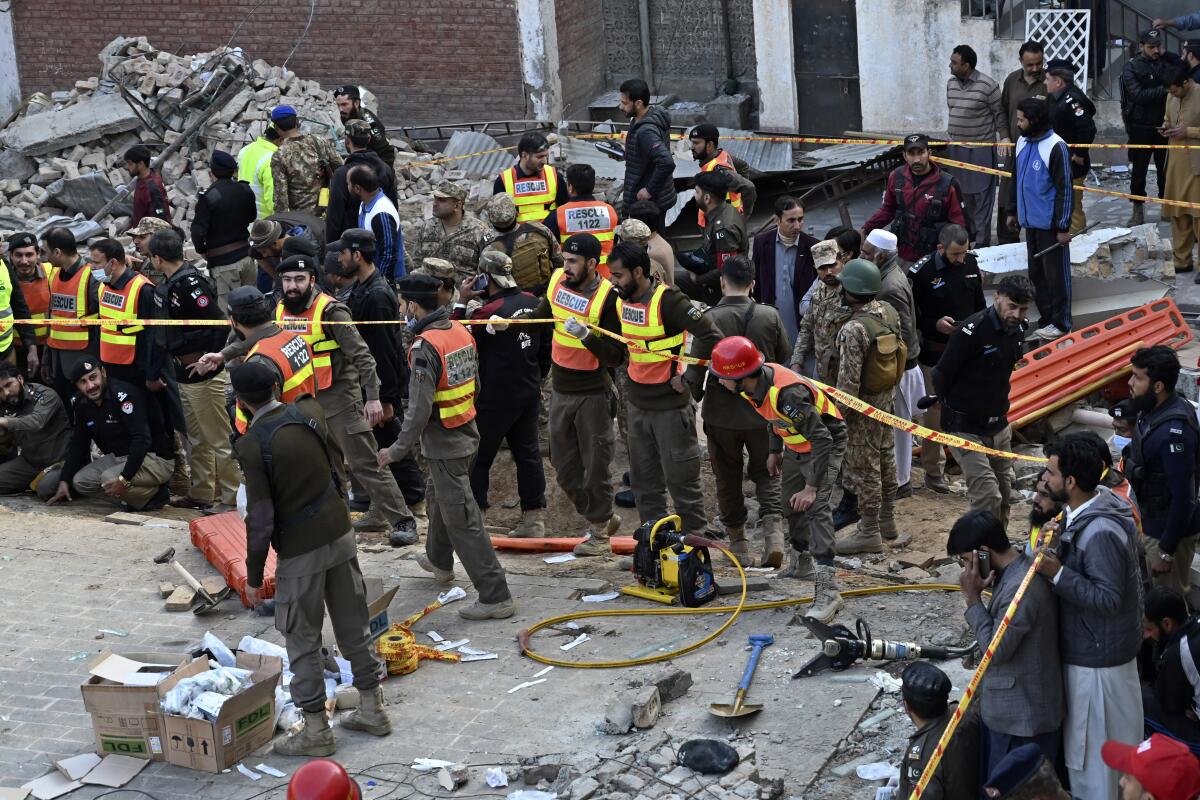 Funcionarios de seguridad y rescatistas en el sitio de un atentado suicida con explosivos 