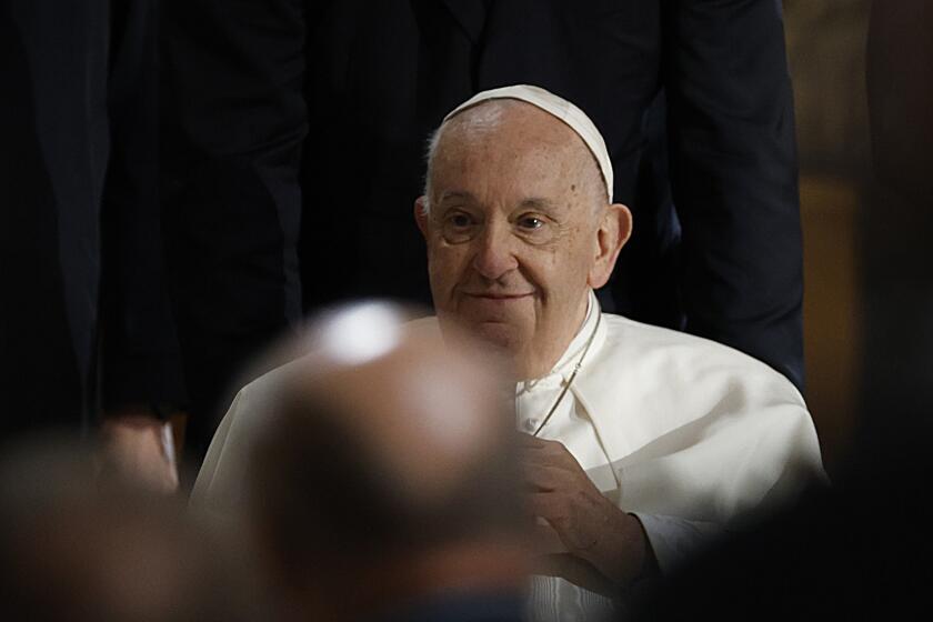 El papa Francisco, a su llegada a una reunión con obispos, diáconos y religiosos en la Basílica del Sagrado Corazón, en Koekelberg, Bélgica, el 28 de septiembre de 2024. (AP Foto/Omar Havana)