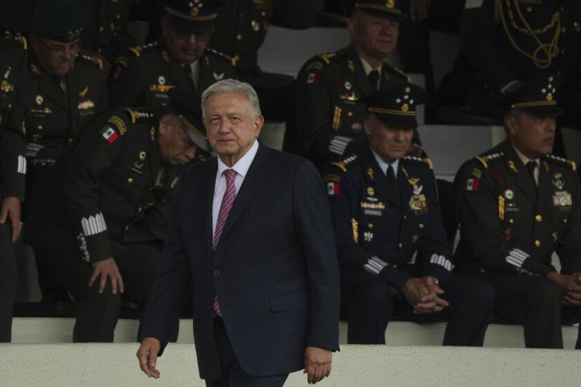 El presidente Andrés Manuel López Obrador camina durante una ceremonia para conmemorar el quinto aniversario de la creación de la Guardia Nacional, el martes 2 de julio de 2024, en el Campo Marte de Ciudad de México. (AP Foto/Fernando Llano)