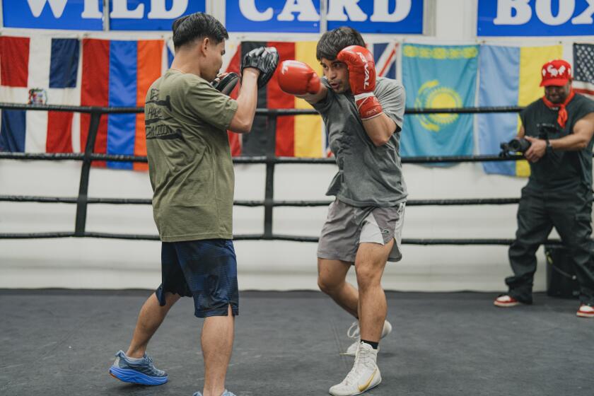 Jimuel Pacquiao (der.) debutará como profesional este sábado, 29 de noviembre, bajo la tutela del entrenador Marvin Somodio (izq.), quien fue parte del equipo de trabajo del legendario Manny Pacquiao.