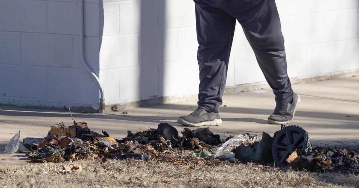 Des parties de la statue volée de Jackie Robinson retrouvées en train de brûler dans une poubelle du Kansas