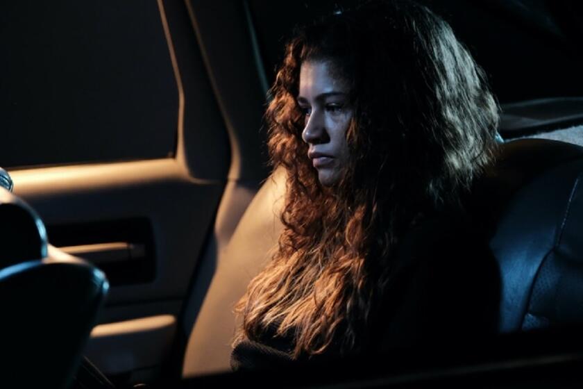 La segunda temporada de ocho episodios de Euphoria sigue las vidas entrelazadas en la ciudad de East Highland, enfocándose en la adolescente Rue (Zendaya), quien debe encontrar esperanza mientras equilibra las presiones del amor, la pérdida y la adicción.