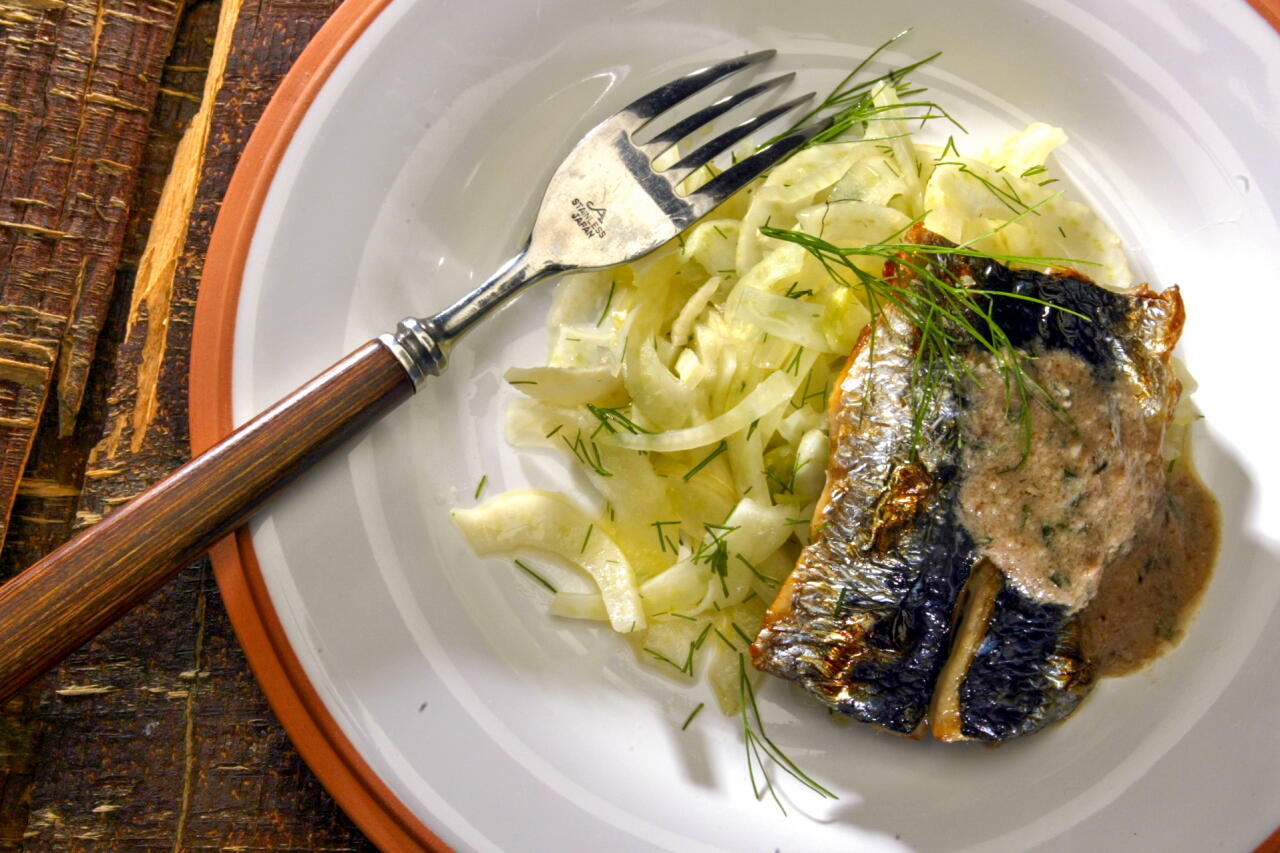 Sardine Fennel-Sardines on fennel salad with walnut pesto Digital image taken on 10/08/03