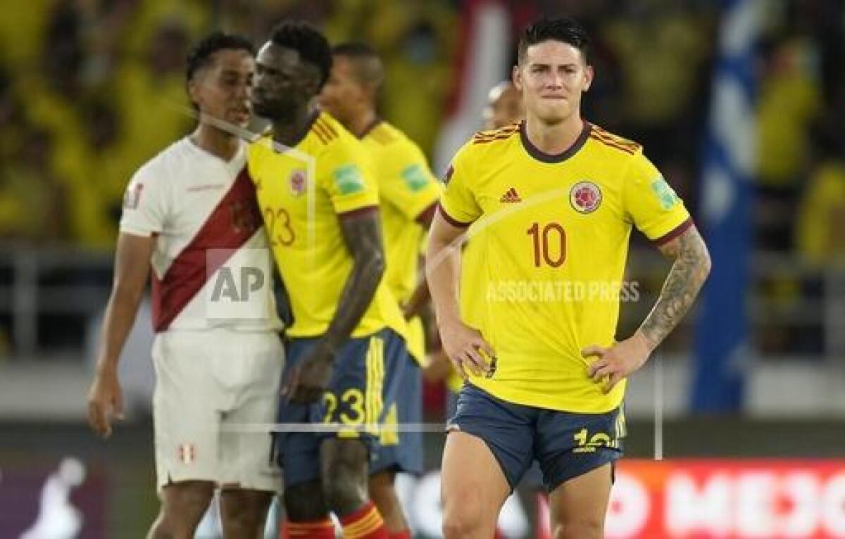 ARCHIVO - James Rodríguez, de la selección colombiana, se lamenta al final de un partido 