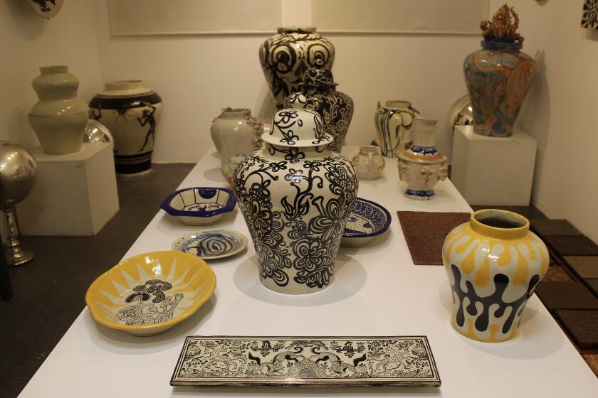 Fotografía fechada el 10 de enero de 2020, que muestra piezas de cerámica hechas en el taller de talavera de la Reyna, en el estado de Puebla (México).