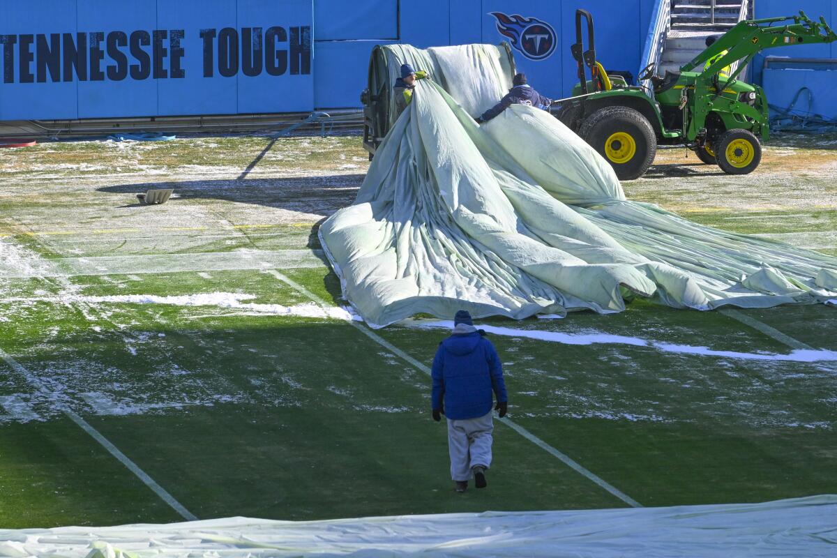 Texans at Titans game kicks off after hour delay due to cold