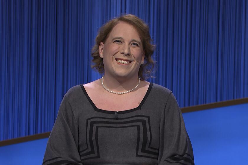 ARCHIVO - En esta imagen proporcionada por Jeopardy Productions, Inc., la campeona del programa de juegos Amy Schneider en el set de "Jeopardy!" (Jeopardy Productions, Inc. vía AP, Archivo)
