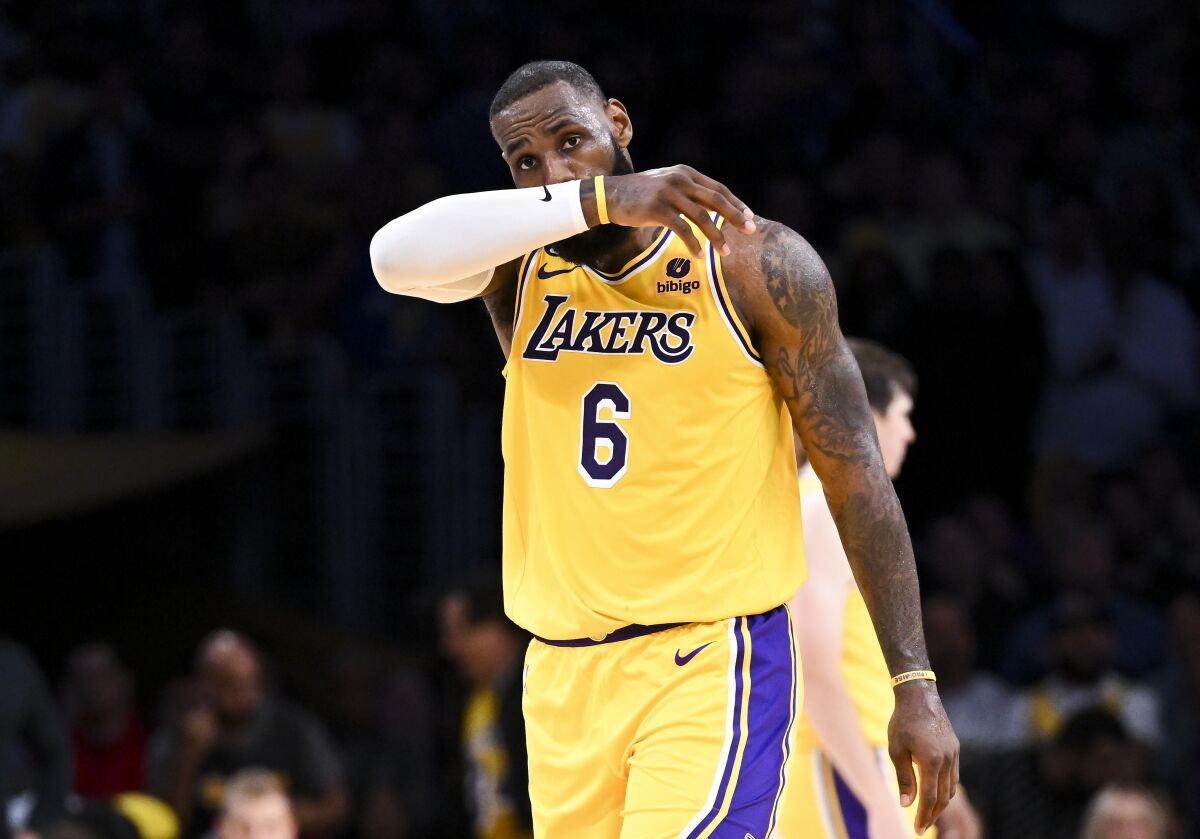 LOS ANGELES, CA - 22 Mayıs: Los Angeles Lakers forveti LeBron James dördüncü çeyrekte yüzünü sildi.