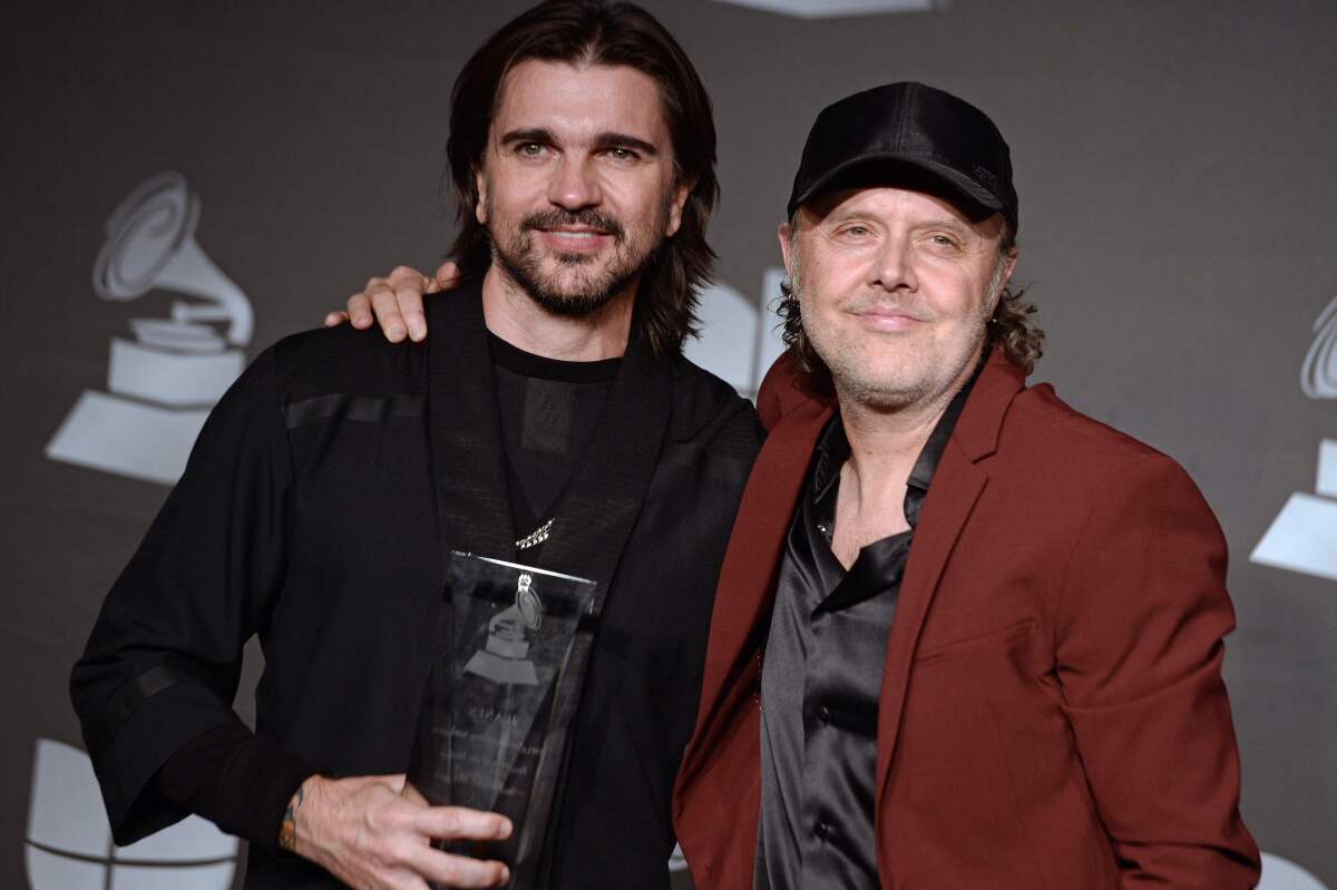 Juanes posa en la sala de prensa con Lars Ulrich, baterista de Metallica.