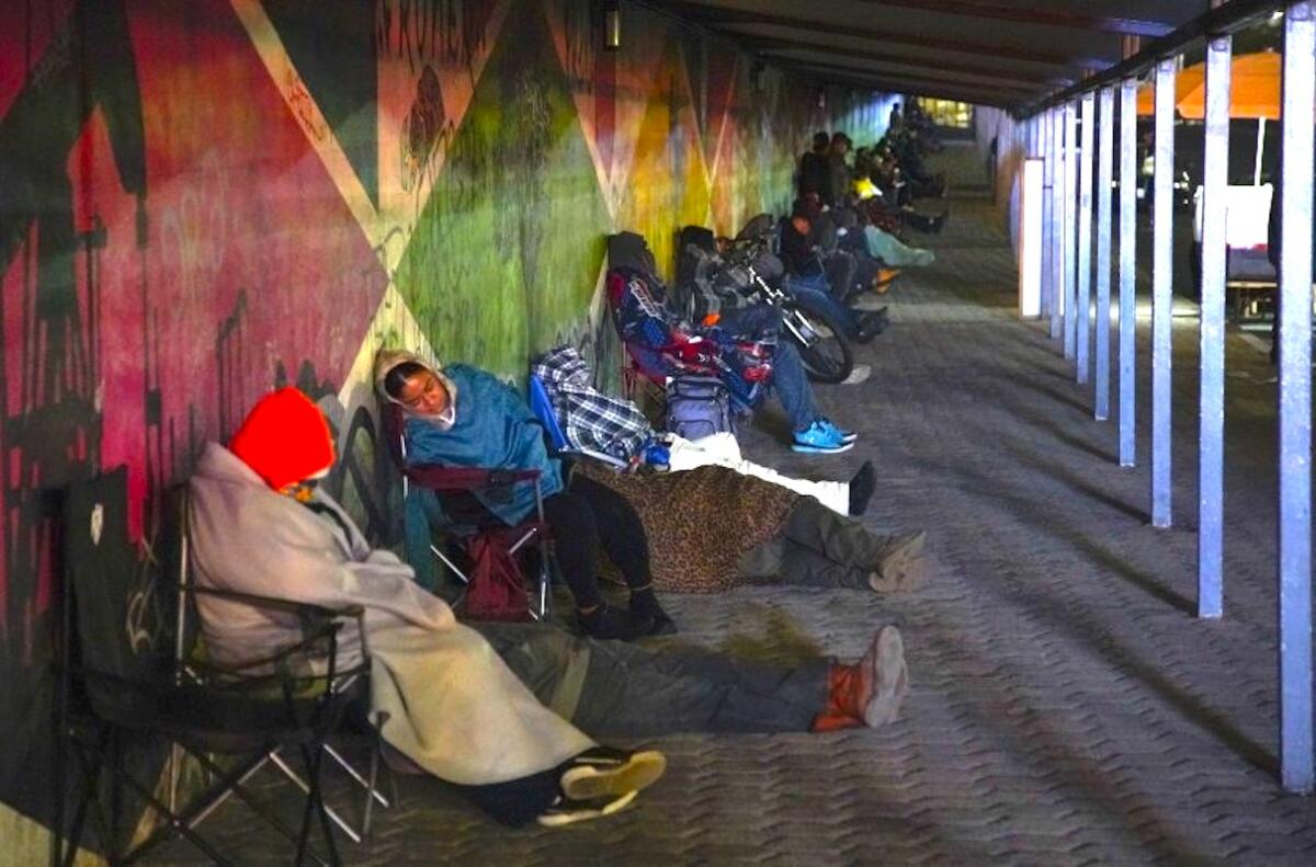 En el paso de peatones la gente duerme en fila esperando a que se abra la frontera