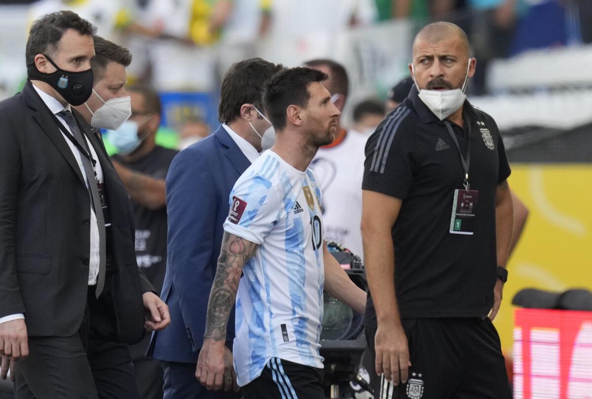 El delantero Lionel Messi se retira de la cancha en el partido contra Brasil.