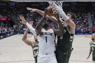 Zion Williamson, alero de los Pelicans de Nueva Orleáns, recibe una falta de Brook López (11), pívot de los Bucks de Milwaukee, el jueves 28 de marzo de 2024 (AP Foto/Gerald Herbert)