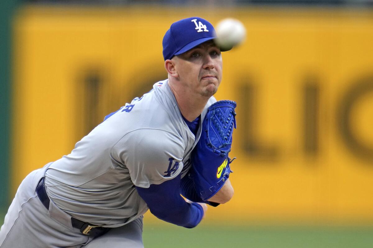 Dodgers'ın başlangıç atıcısı Walker Buehler, Perşembe günü Pirates'e karşı ikinci vuruşta atış yapıyor.