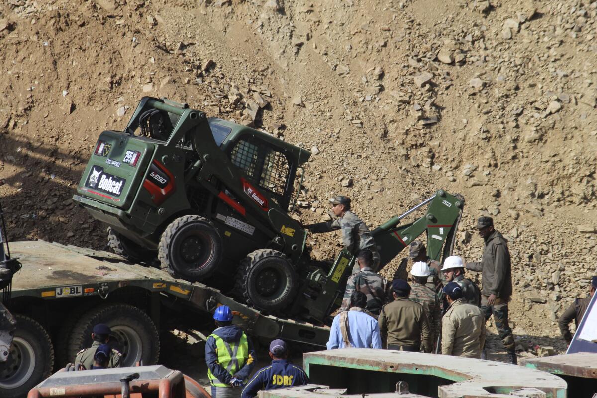 Personal del ejército de la India trata de llegar a trabajadores atrapados en un túnel derrumbado