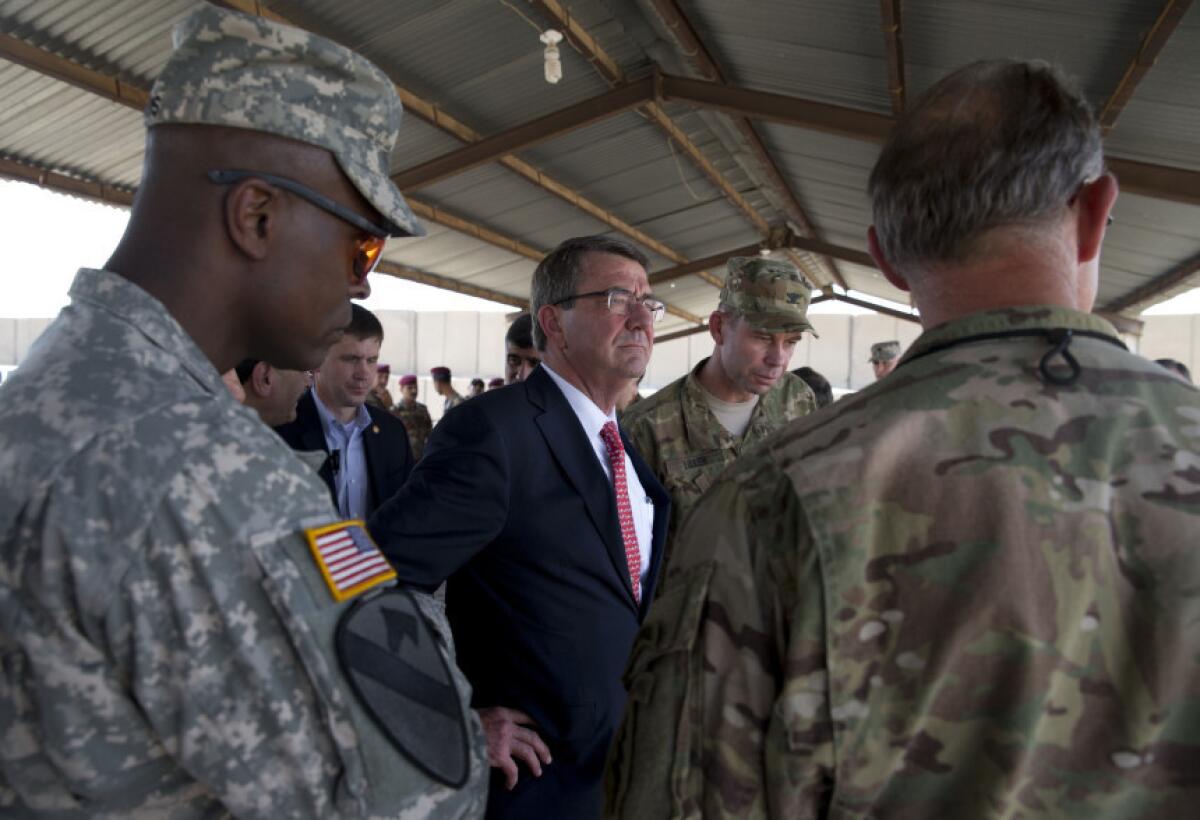 El secretario de Defensa de Estados Unidos, Ash Carter (centro), junto a altos mandos militares estadounidenses mientras observan a soldados del Servicio Antiterrorista de Irak en maniobras en la academia del cuerpo, en el aeropuerto de Bagdad, el 23 de julio de 2015.