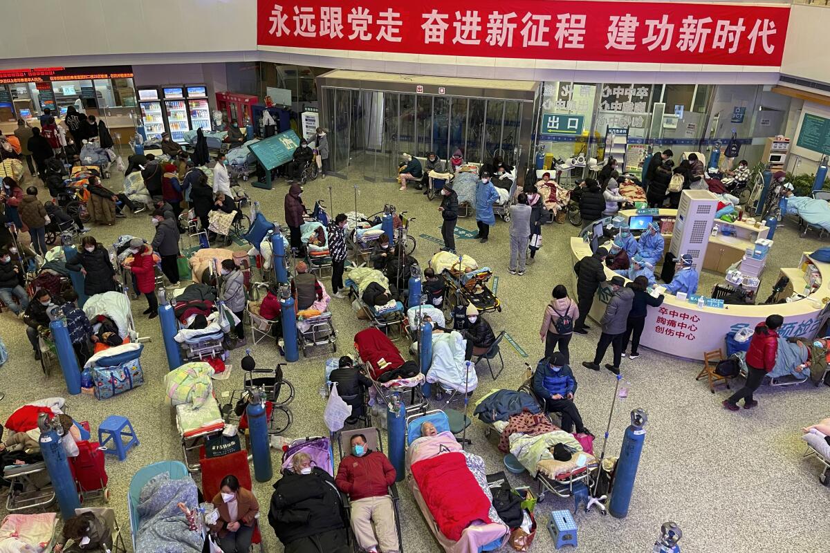 Pacientes, en su mayoría adultos mayores con síntomas de COVID, se congregan en una sala del Hospital Shanghai