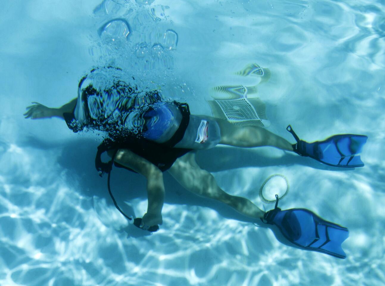 Photo Gallery: Free scuba lesson for women at Sport Chalet