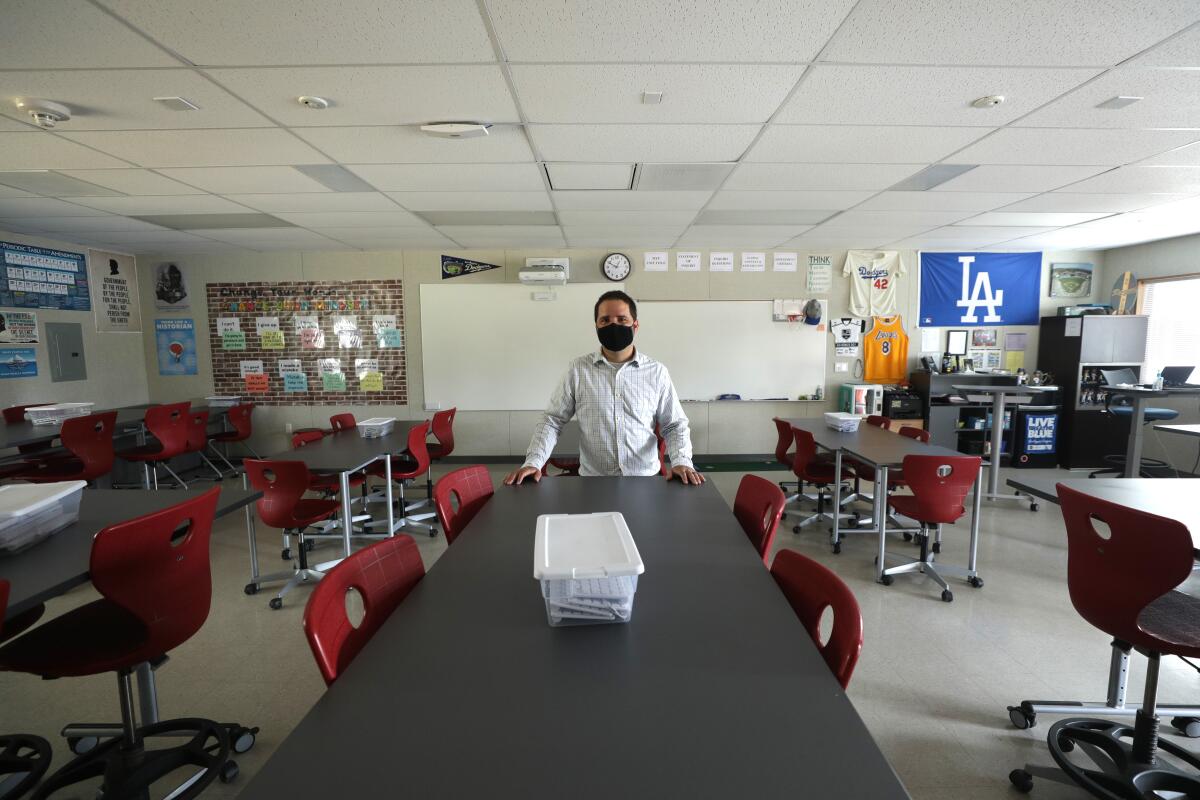 Sean Brandlin, maestro de estudios sociales de octavo grado en la escuela secundaria El Segundo, en su salón de clases.