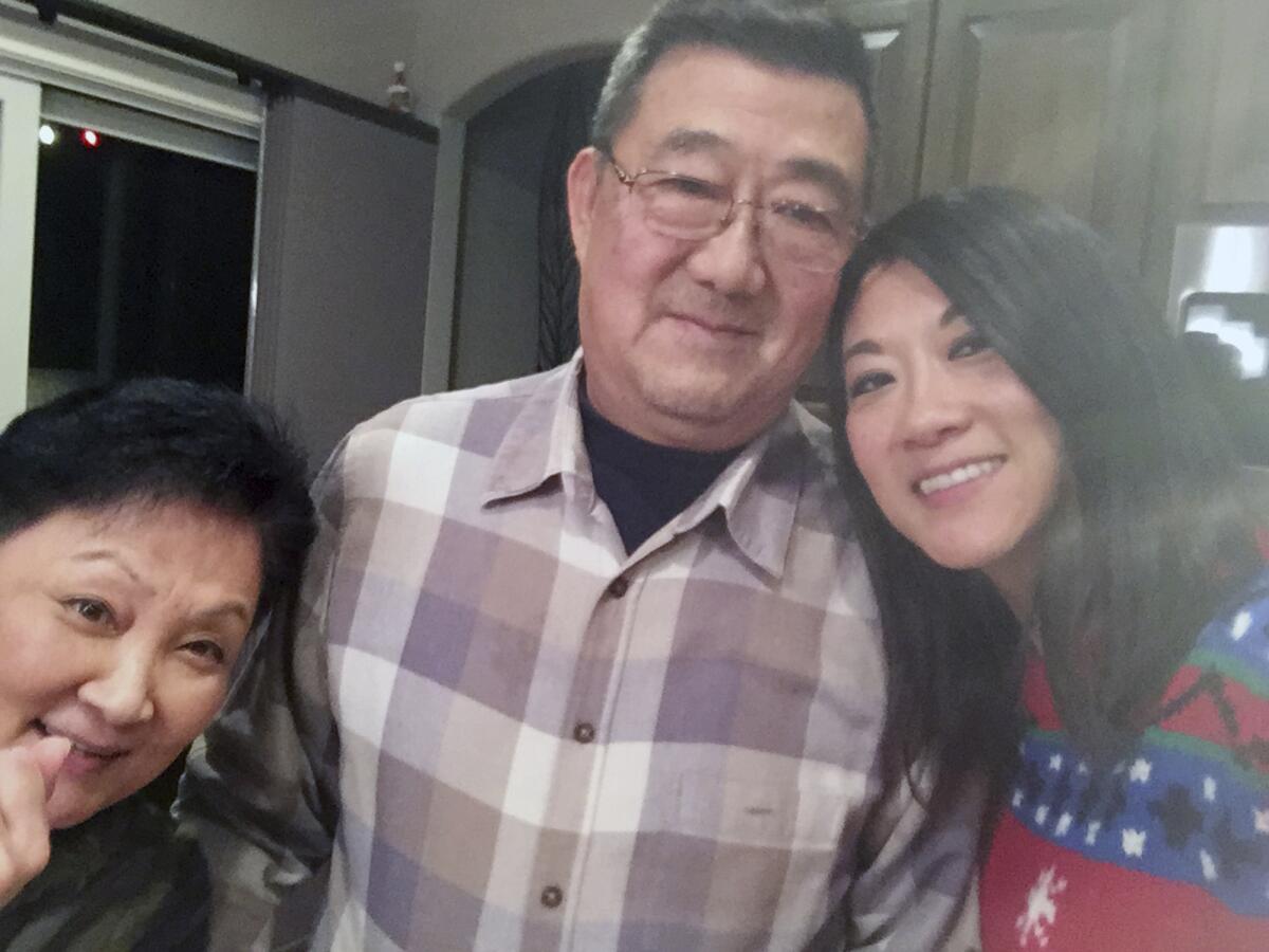  Lu Wang, Ming Wang y Anne Peterson. Ming Wang, 71, enfermó de COVID-19 en marzo de 2020. 