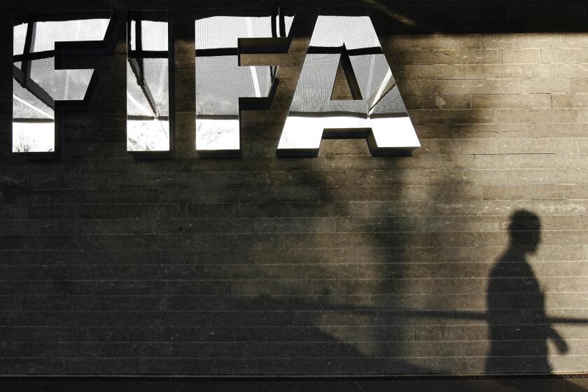 ARCHIVO - Foto dl 29 de octubre del 2007, el logo de la FIFA en su sede en Zurich, Suiza. El lunes 22 de abril del 2024, la Suprema Corte de los Estados Unidos permite que continúe la demanda de una promotora contra la FIFA y USSF. (KEYSTONE/Steffen Schmidt, Archivo)/Keystone via AP)
