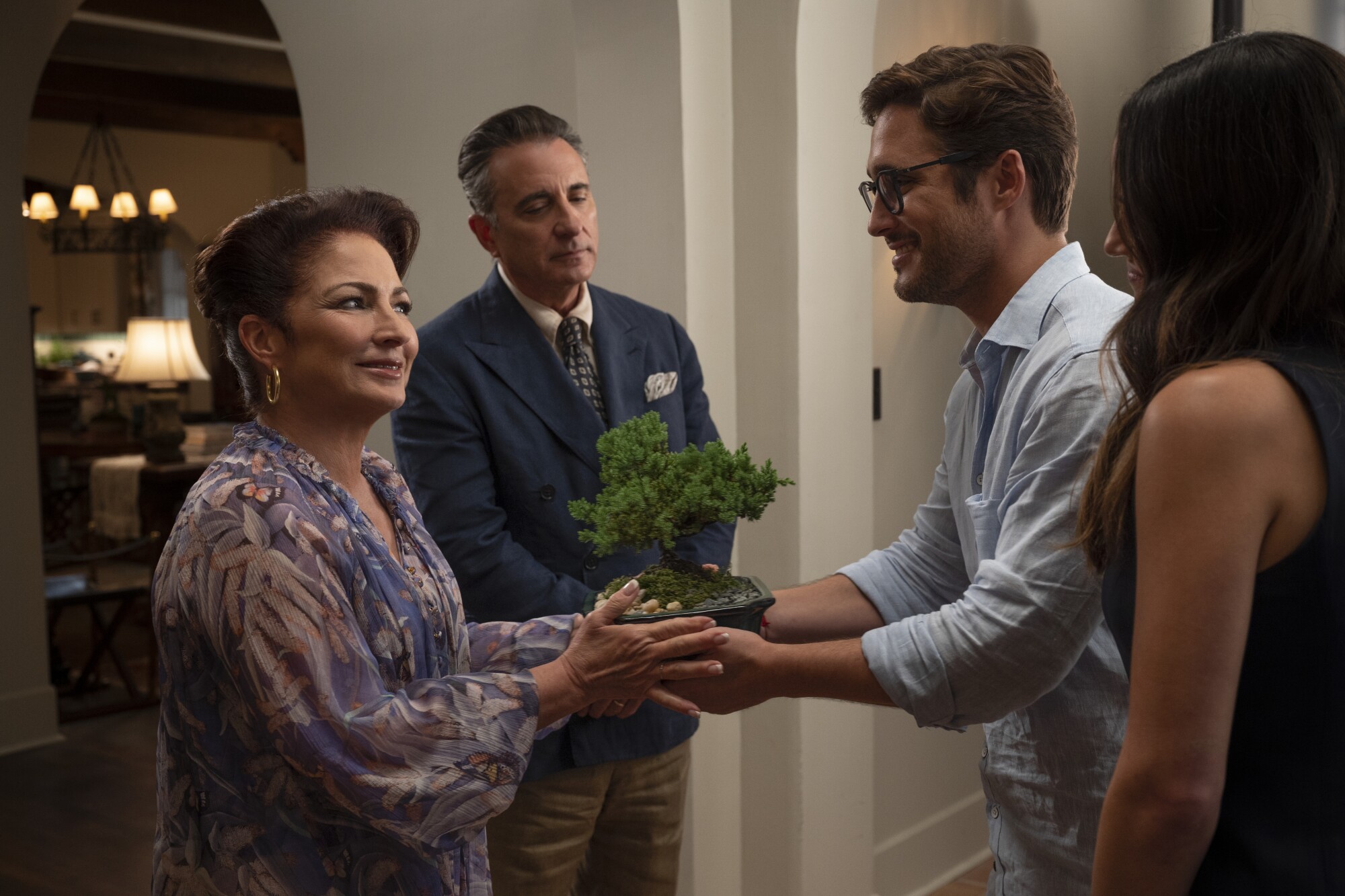 Gloria Estefan, Andy García y Diego Boneta en una escena de “Father of the Bride”.