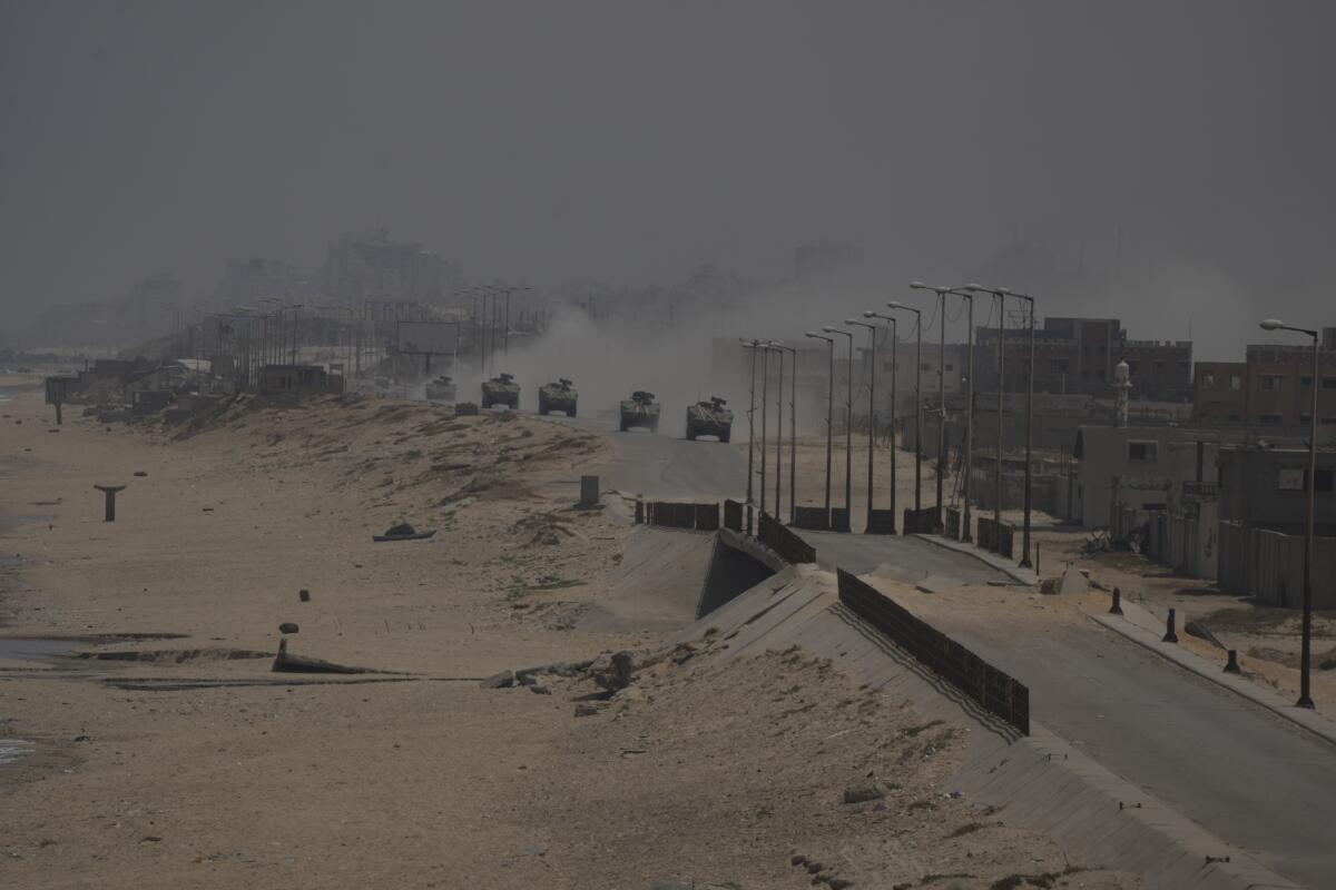 Vehículos blindados israelíes en Deir al Balah, Franja de Gaza, el sábado 8 de junio de 2024.