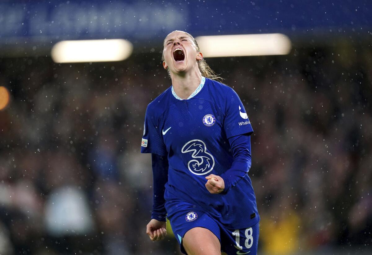 Maren Mjelde, de Chelsea, festeja tras anotar ante Lyon en un partido de la Liga de Campeonas