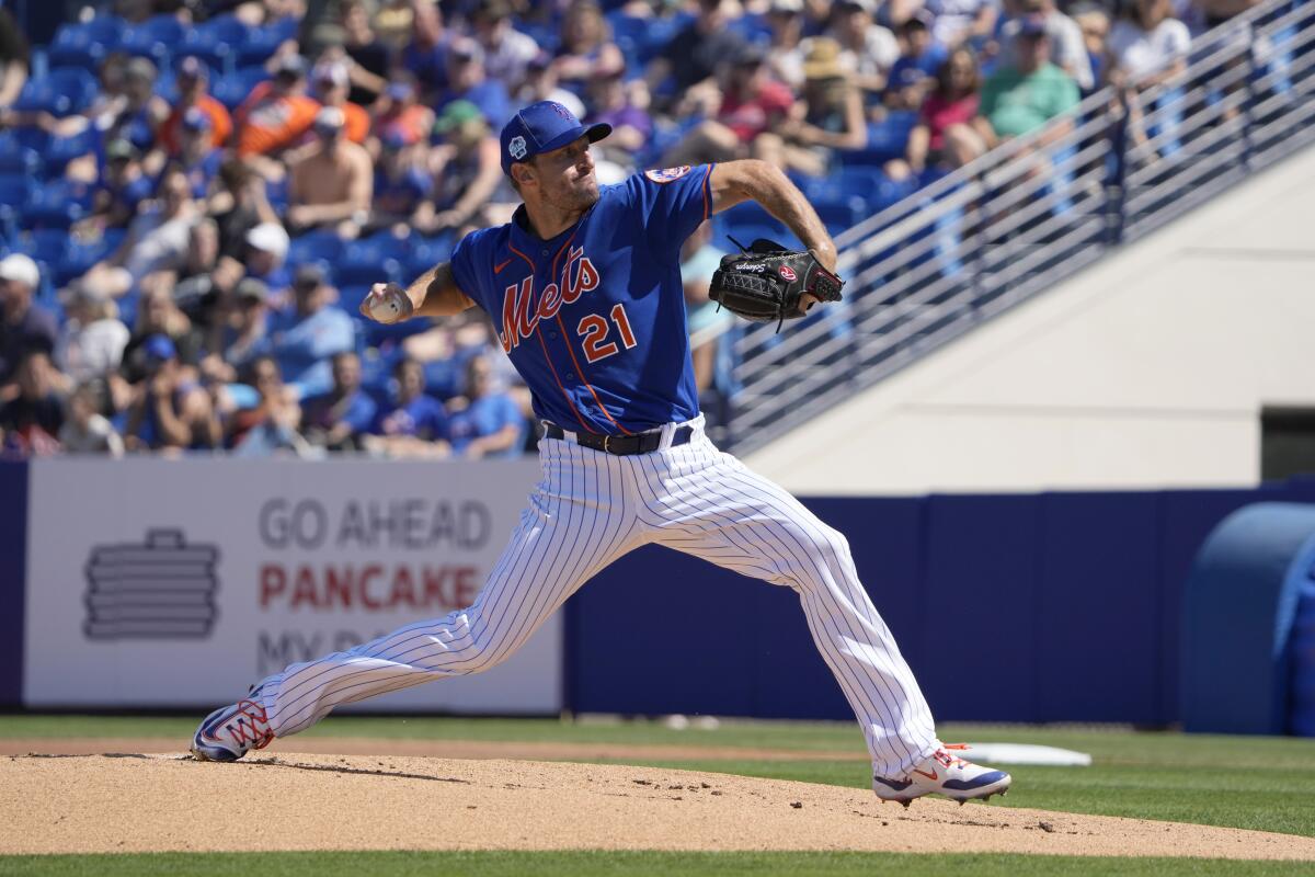 El abridor de los Mets de Nueva York Max Scherzer lanza en la primera entrada