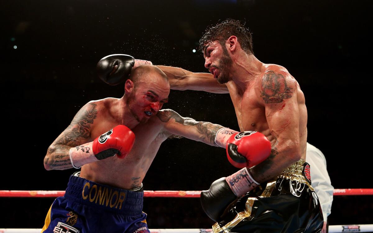 Jorge Linares (der) en plena batalla con Kevin Mitchell.